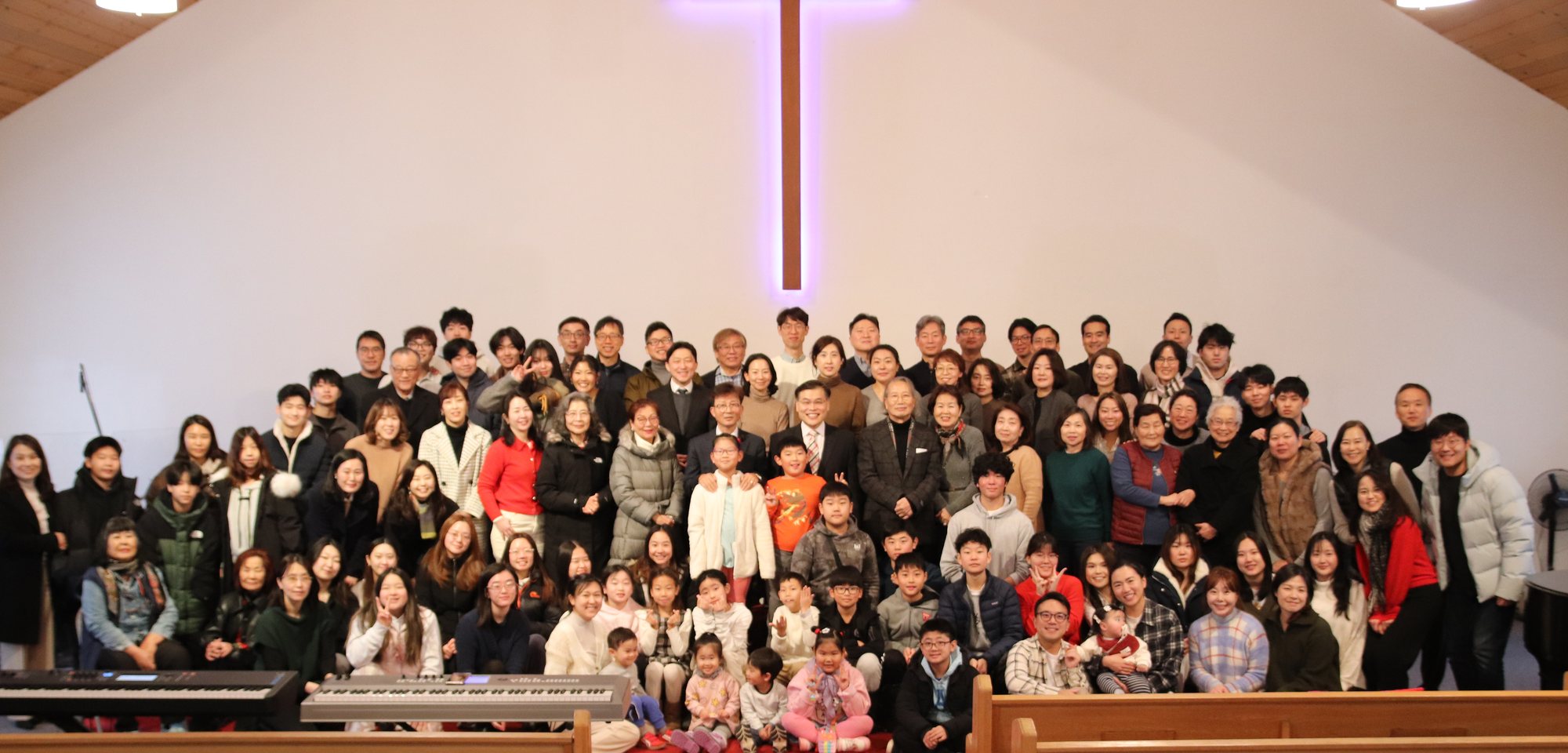 보스톤 성결교회 성도들이 본당에 함께 모인 단체 사진